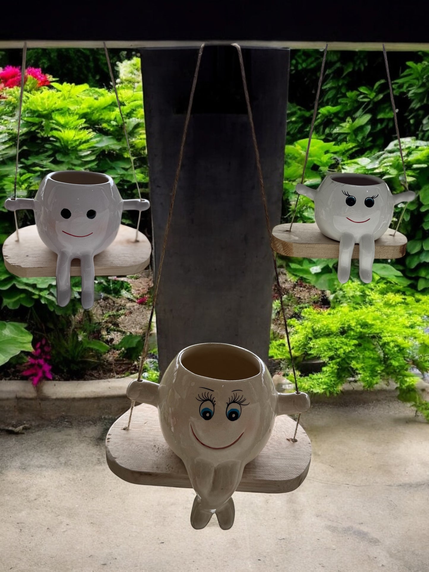 Maceteros Colgantes de Cerámica con Caritas | Diseño Decorativo con Base de Madera