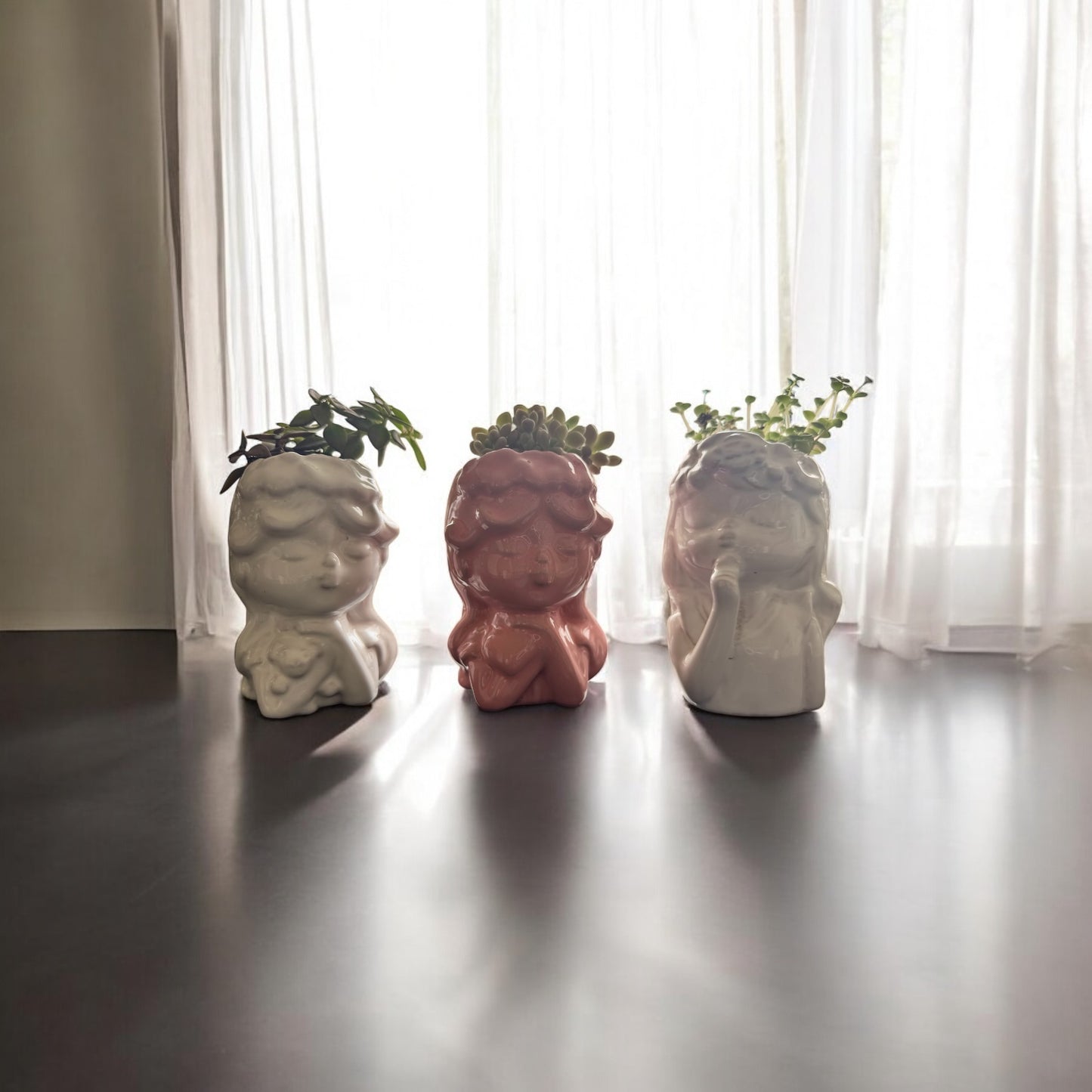 Suculenta en Maceta Cerámica “Mujercita” | Diseño Único en Blanco y Rosado